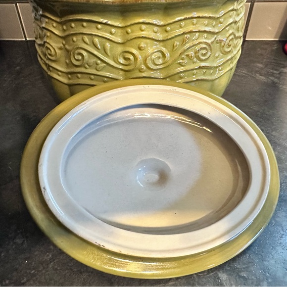 Never used 4 Qt Green Stoneware Covered Bean Pot Casserole Celebrating Home - Picture 5 of 16